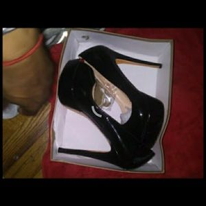 Peep toe pumps